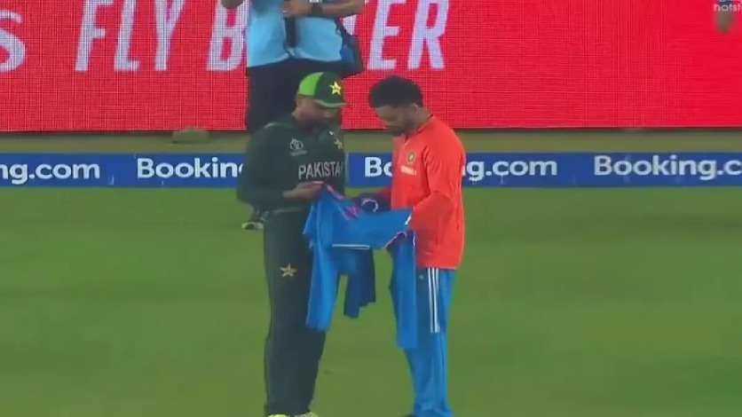 IND vs PAK: Virat Kohli gifts his signed jersey to Babar Azam as duo's heartwarming chat goes viral - WATCH
